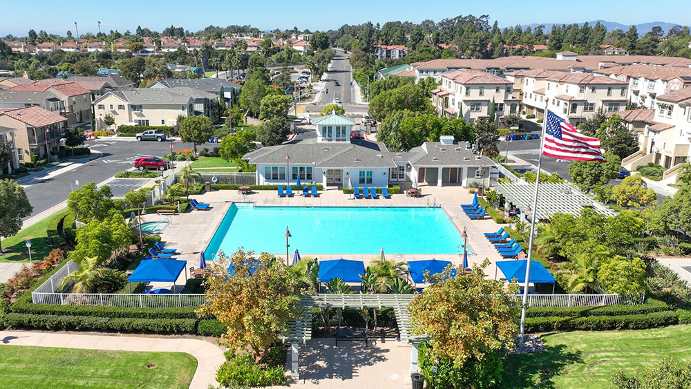 Pros-Cons-HOA-Community_1000x563 Aerial view of HOA community pool